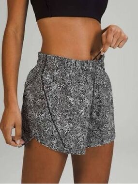 Lululemon Track that Mid-Rise 5’’ Shorts - Offbeat Alpine White Black